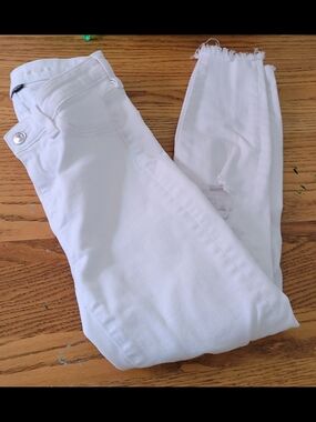 White Women's Distressed High-Waist Jeans